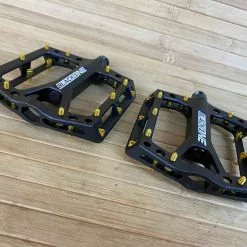 Reverse Components Black One Plattformpedale / Pedale Schwarz/gold -Fox-Laden IMG 6104 scaled