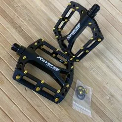 Reverse Components Black One Plattformpedale / Pedale Schwarz/gold -Fox-Laden IMG 6106 scaled