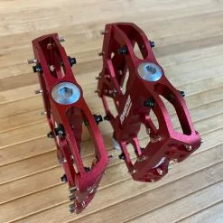 Reverse Components Escape Plattformpedale / Pedale Rot 14 Reverse Components Escape Plattformpedale / Pedale Rot -Fox-Laden IMG 6109 422ad309 936a 45cc bd29 549a5e0b11ca scaled