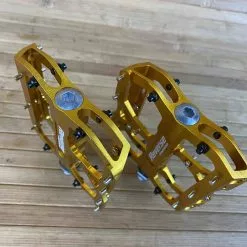 Reverse Components Escape Plattformpedale / Pedale Gold -Fox-Laden IMG 6113 scaled