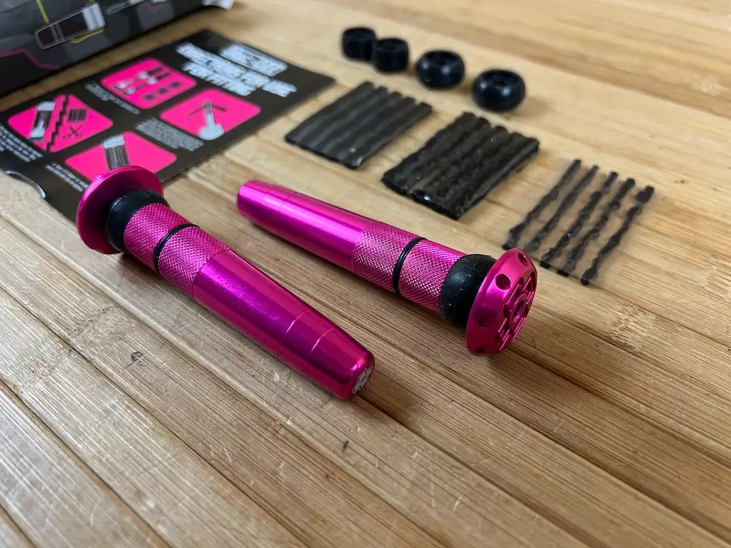 Muc-Off Stealth Tubeless Puncture Plug Set Pink 2 Muc-Off Stealth Tubeless Puncture Plug Set Pink – Bild 2