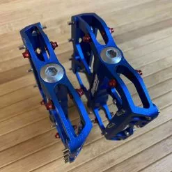 Reverse Components Escape Plattformpedale / Pedale Dunkelblau -Fox-Laden IMG 6118 scaled