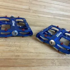 Reverse Components Escape Plattformpedale / Pedale Dunkelblau -Fox-Laden IMG 6120 scaled