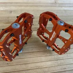 Reverse Components Escape Plattformpedale / Pedale Orange -Fox-Laden IMG 6123 scaled