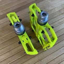 Reverse Components Escape Plattformpedale / Pedale Neongelb -Fox-Laden IMG 6127 scaled