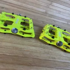 Reverse Components Escape Plattformpedale / Pedale Neongelb -Fox-Laden IMG 6128 scaled