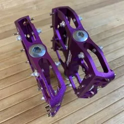 Reverse Components Escape Plattformpedale / Pedale Lila -Fox-Laden IMG 6131 scaled