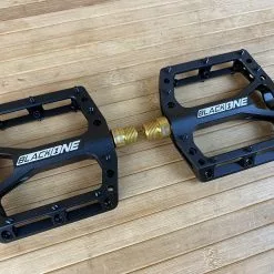 Reverse Components Black One Titanium Plattformpedale / Pedale Schwarz -Fox-Laden IMG 6135 scaled