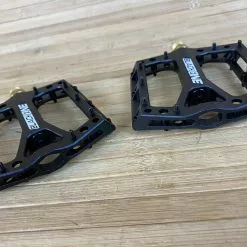 Reverse Components Black One Titanium Plattformpedale / Pedale Schwarz -Fox-Laden IMG 6138 scaled