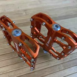 Reverse Components E-Escape Plattformpedale / Pedale Orange -Fox-Laden IMG 6144 scaled