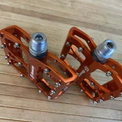 Reverse Components E-Escape Plattformpedale / Pedale Orange -Fox-Laden IMG 6145 scaled