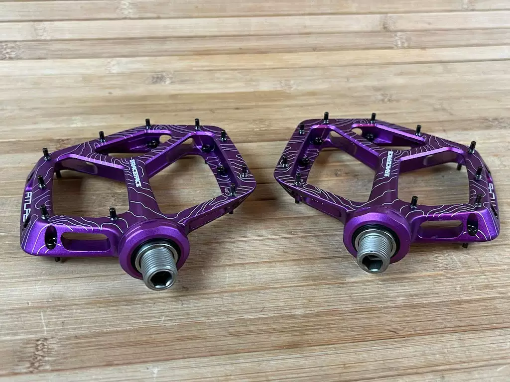Race Face Atlas 2022 Purple Plattformpedale / Pedale 3 Race Face Atlas 2022 Purple Plattformpedale / Pedale – Bild 3