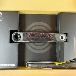 Race Face Next R Carbon Kurbelset 175mm 68/73mm Purple 14 Race Face Next R Carbon Kurbelset 175mm 68/73mm Purple -Fox-Laden IMG 7468