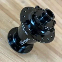 Race Face Vault VR Nabe Boost 110x15 32 Loch Schwarz -Fox-Laden IMG 7618 c5785b8d c5e2 4a09 af88 691381c3009e