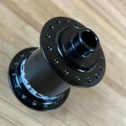 Race Face Vault VR Nabe Boost 110x15 32 Loch Schwarz -Fox-Laden IMG 7619 b6b81e4c acc2 4fb1 aa57 784d9da66cb8