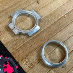 Muc-Off Muc Off Crank Preload Ring Silber -Fox-Laden IMG 7707 74cd158a c82f 4987 9e06 fd66f0477cb8