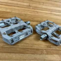 Reverse Components E-Escape Plattformpedale / Pedale Grau -Fox-Laden IMG 7952 f7c77950 b27b 402e 8648 bf166c2a7e72