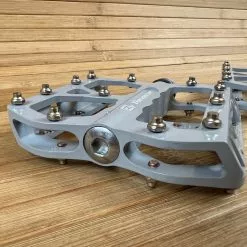 Reverse Components E-Escape Plattformpedale / Pedale Grau -Fox-Laden IMG 7953 2300cfc7 087a 46d2 919f 06641bf3b7a6