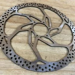 Intend Massive Disc / Bremsscheibe 180mm / 2.3mm 7 Intend Massive Disc / Bremsscheibe 180mm / 2.3mm -Fox-Laden IMG 8349 c484e97a 1bec 4c76 97d8 122e1c40bbb6