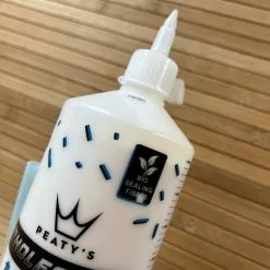 Peaty's Holeshot BioFibre Tubeless Tire Sealant 1L Dichtmilch -Fox-Laden IMG 8371 0b3f9a43 2284 4865 a9e9 1d8c825c440a