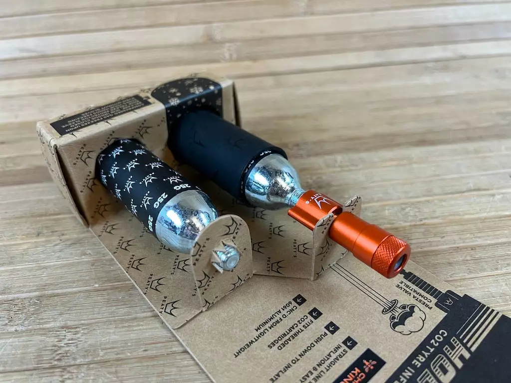 Peaty's Holeshot CO2 Tire Inflator MTB 25g Mango 2 Peaty's Holeshot CO2 Tire Inflator MTB 25g Mango – Bild 2