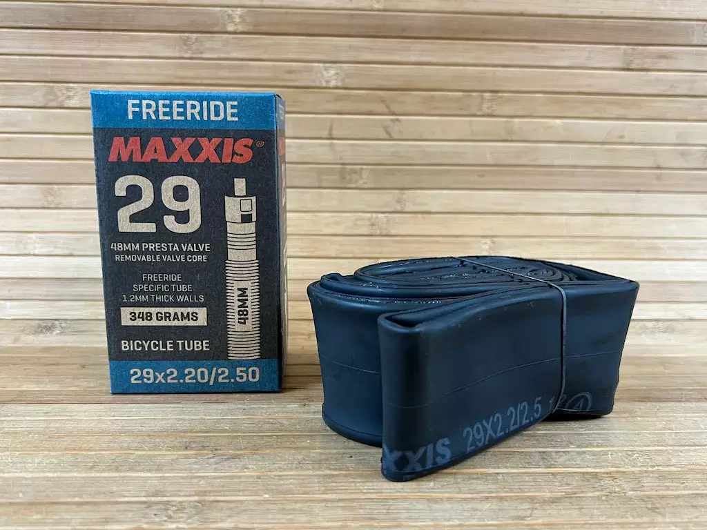 Maxxis Schlauch 29" 2.2/2.5 FV Freeride Presta 48mm 4 Maxxis Schlauch 29" 2.2/2.5 FV Freeride Presta 48mm – Bild 4