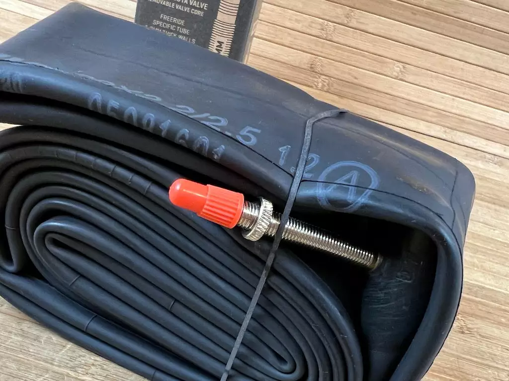 Maxxis Schlauch 29" 2.2/2.5 FV Freeride Presta 48mm 2 Maxxis Schlauch 29" 2.2/2.5 FV Freeride Presta 48mm – Bild 2