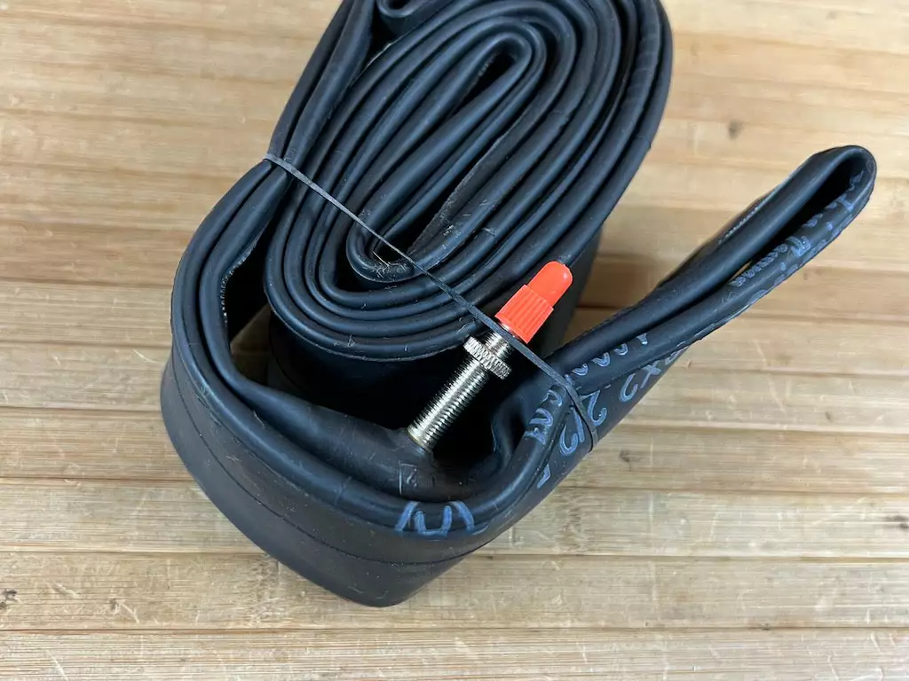 Maxxis Schlauch 29" 2.2/2.5 FV Freeride Presta 36mm 3 Maxxis Schlauch 29" 2.2/2.5 FV Freeride Presta 36mm – Bild 3