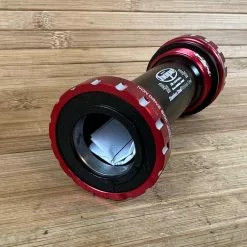 Hope Bottom Bracket Hollowtech II 83mm DH Innenlager Rot -Fox-Laden IMG 9062