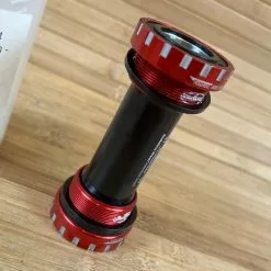 Hope Bottom Bracket Hollowtech II 83mm DH Innenlager Rot -Fox-Laden IMG 9063