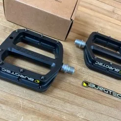 Burgtec MK4 Composite Flat Pedals / Pedale Black -Fox-Laden IMG 9071