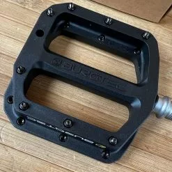 Burgtec MK4 Composite Flat Pedals / Pedale Black -Fox-Laden IMG 9072