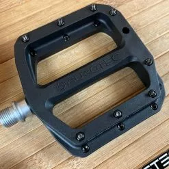 Burgtec MK4 Composite Flat Pedals / Pedale Black -Fox-Laden IMG 9073