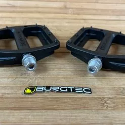 Burgtec MK4 Composite Flat Pedals / Pedale Black -Fox-Laden IMG 9074