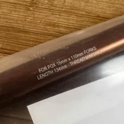 Burgtec FOX Boost Achse / Axle 2021+ Kash Bronze -Fox-Laden IMG 9158 c06e01eb 4fdc 4c2e 902e bec6b21cf26f