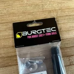 Burgtec FOX Boost Achse / Axle 2021+ Black -Fox-Laden IMG 9170 cd8fdd36 67be 4101 99d6 9b1d45e80159