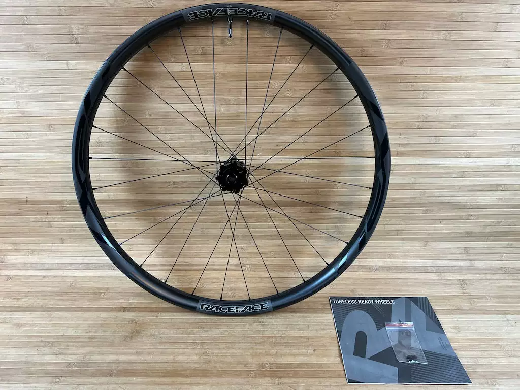 Race Face Next R 31 Carbon Vorderrad VR 29" Boost Schwarz 1 Race Face Next R 31 Carbon Vorderrad VR 29" Boost Schwarz