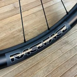 Race Face Next R 31 Carbon Vorderrad VR 29" Boost Schwarz 24 Race Face Next R 31 Carbon Vorderrad VR 29" Boost Schwarz -Fox-Laden IMG 9231 02b5d684 8791 4c91 8af4 2afdc68fa273