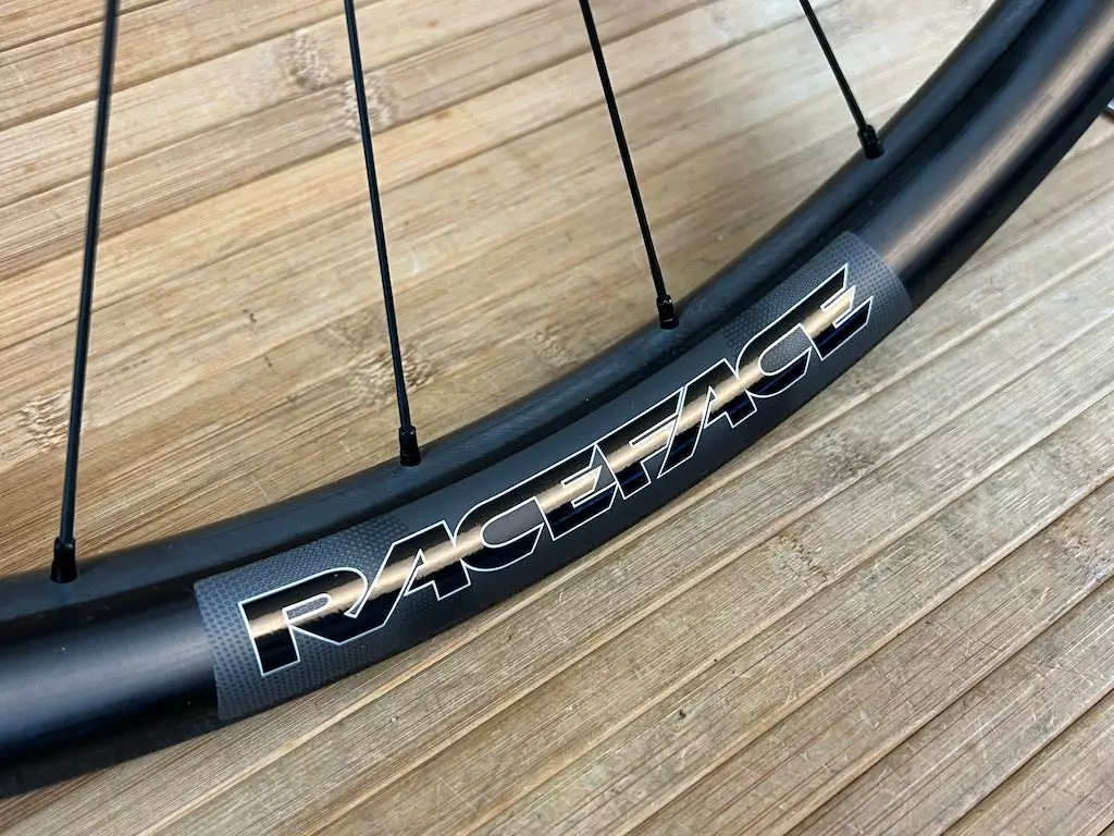 Race Face Next R 31 Carbon Vorderrad VR 29" Boost Schwarz 12 Race Face Next R 31 Carbon Vorderrad VR 29" Boost Schwarz – Bild 12