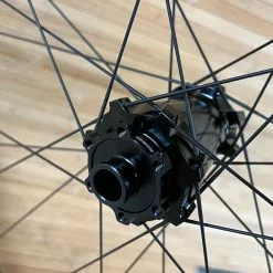 Race Face Next R 31 Carbon Vorderrad VR 29" Boost Schwarz 19 Race Face Next R 31 Carbon Vorderrad VR 29" Boost Schwarz -Fox-Laden IMG 9236 84b57c72 bdea 4601 96fd dd8f9056636b