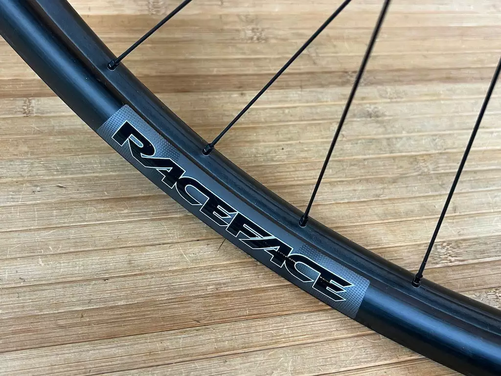 Race Face Next R 31 Carbon Vorderrad VR 29" Boost Schwarz 4 Race Face Next R 31 Carbon Vorderrad VR 29" Boost Schwarz – Bild 4