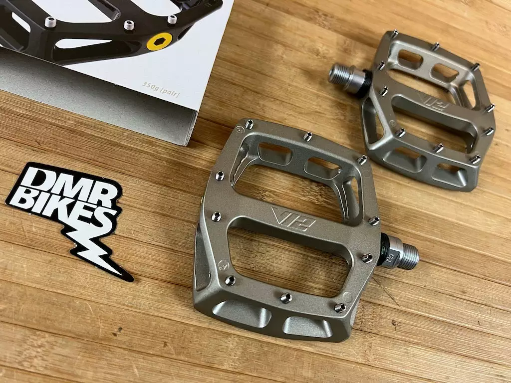 DMR V12 Pedale / Plattformpedale Magnesium Grey 2 DMR V12 Pedale / Plattformpedale Magnesium Grey – Bild 2