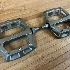 DMR V12 Pedale / Plattformpedale Magnesium Grey 9 DMR V12 Pedale / Plattformpedale Magnesium Grey -Fox-Laden IMG 9377 ad159b87 3c62 4e7c b476 d36d53c0e484