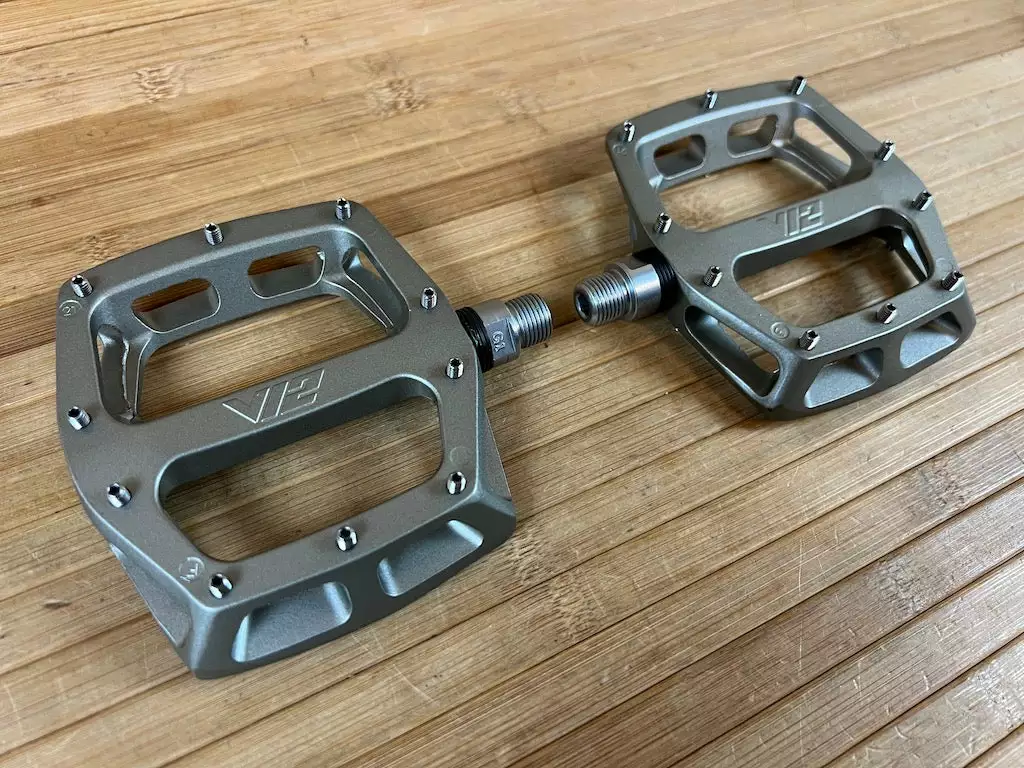 DMR V12 Pedale / Plattformpedale Magnesium Grey 3 DMR V12 Pedale / Plattformpedale Magnesium Grey – Bild 3