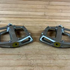 DMR V12 Pedale / Plattformpedale Magnesium Grey 10 DMR V12 Pedale / Plattformpedale Magnesium Grey -Fox-Laden IMG 9378 f7ba9cdc 4436 4637 a43e 70ba4250cfe6