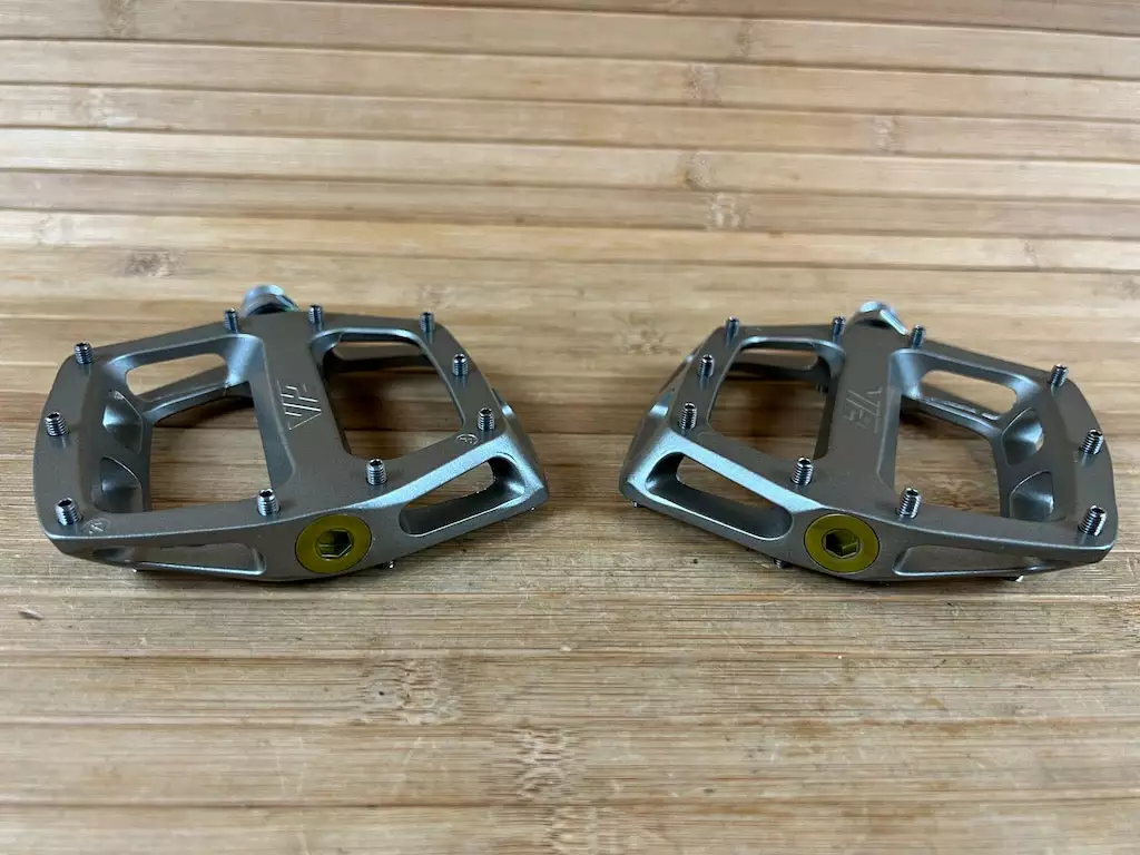 DMR V12 Pedale / Plattformpedale Magnesium Grey 4 DMR V12 Pedale / Plattformpedale Magnesium Grey – Bild 4