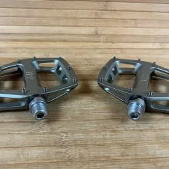 DMR V12 Pedale / Plattformpedale Magnesium Grey 11 DMR V12 Pedale / Plattformpedale Magnesium Grey -Fox-Laden IMG 9379 cbb4193e c702 4e8c 8f2d 7ec7e52c34f4