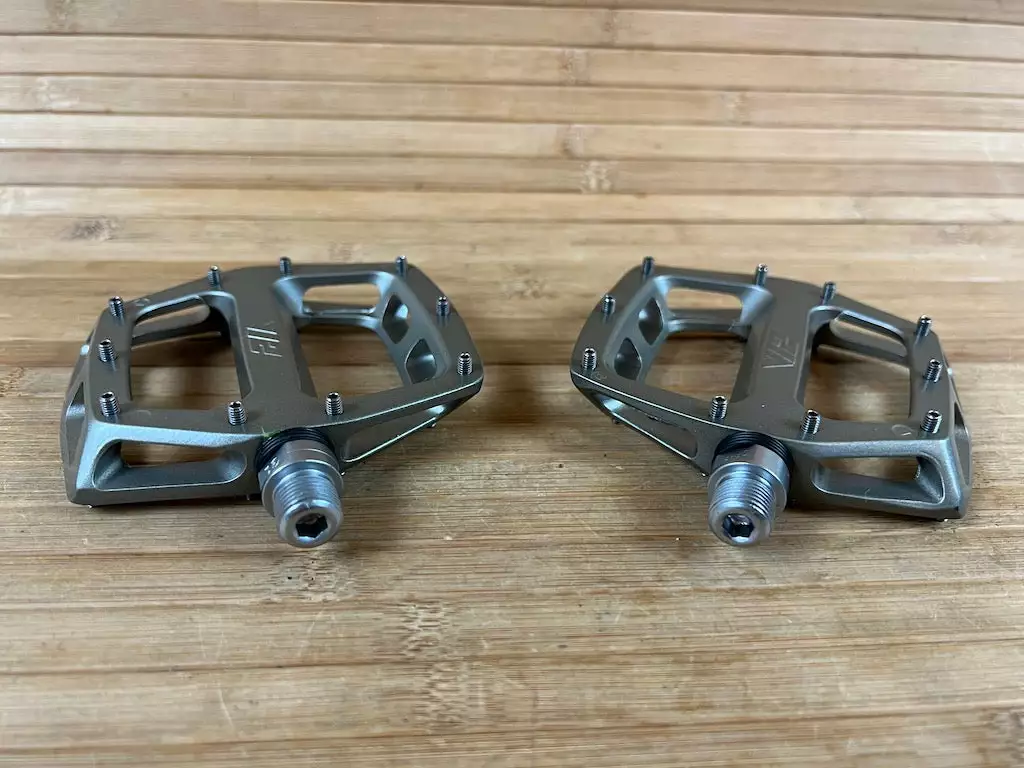 DMR V12 Pedale / Plattformpedale Magnesium Grey 5 DMR V12 Pedale / Plattformpedale Magnesium Grey – Bild 5