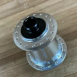 Race Face Vault VR Nabe Boost 110x15 32 Loch Silber 11 Race Face Vault VR Nabe Boost 110x15 32 Loch Silber -Fox-Laden IMG 9570 53f480a3 c2e3 46fa a0b2 6989d3d8c982