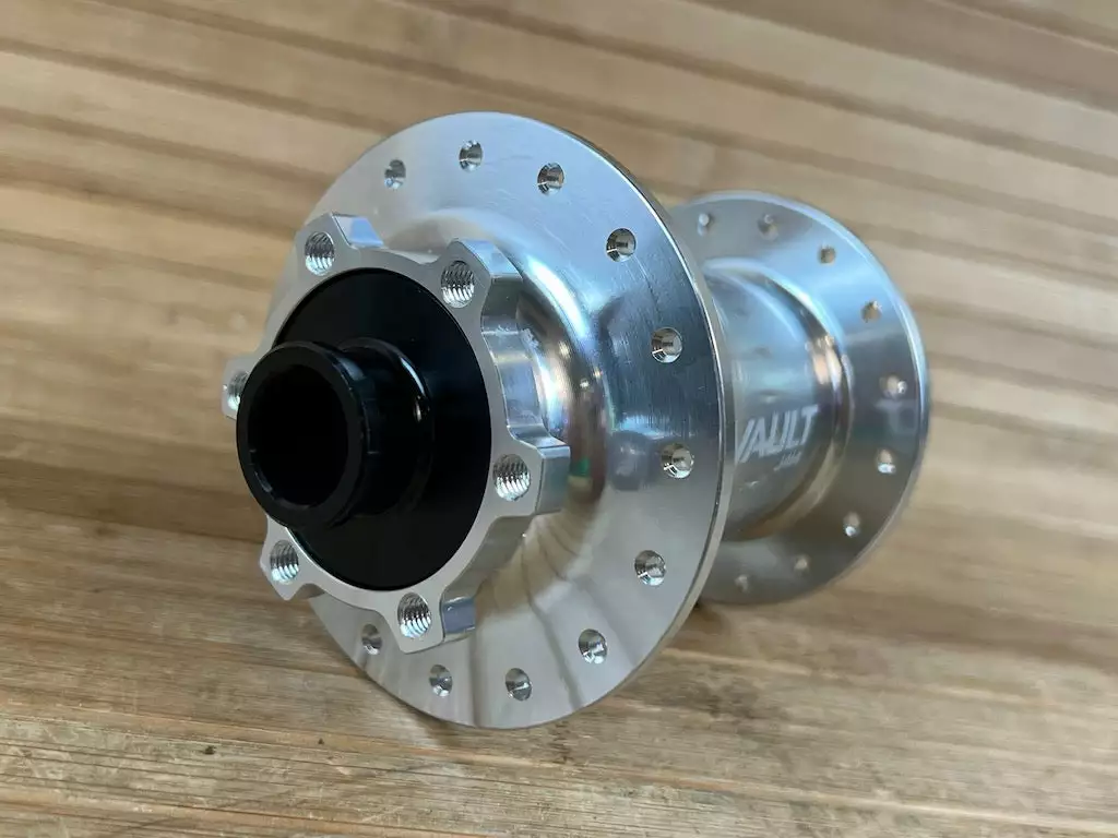 Race Face Vault VR Nabe Boost 110x15 32 Loch Silber 4 Race Face Vault VR Nabe Boost 110x15 32 Loch Silber – Bild 4